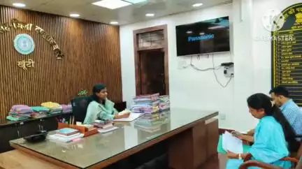 खूंटी: उपायुक्त आर. रॉनिटा ने समाहरणालय स्थित कार्यालय कक्ष में विभागीय योजनाओं की गहन समीक्षा की