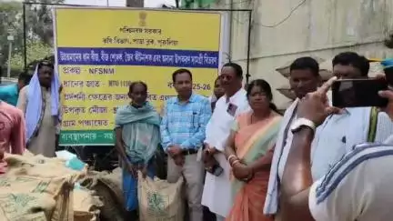 পাড়া: পাড়া কৃষি দফতরের তরফে পাড়া ব্লকের বিভিন্ন অঞ্চলের চাষীদের উন্নত মানের ধানের বীজ প্রদান করা হলো