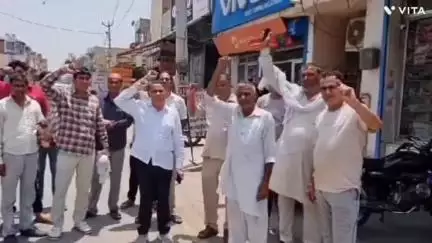 जींद: जींद में रेलवे अंडर ब्रिज निर्माण शुरू न होने पर दुकानदारों का प्रदर्शन, पलायन की चेतावनी