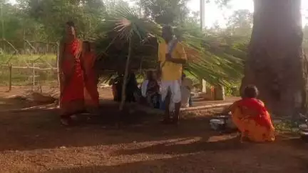 ఖానాపూర్: మైసంపేట్ పునరవాస గ్రామంలో ఇచ్చిన హామీలు నెరవేర్చలేదని తిరిగి గ్రామం తరలించిన ప్రాంతంలో గుడిసెలు వేసుకొని నిరసన