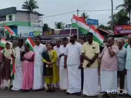 അമ്പലപ്പുഴ: ദേശീയപാതയുടെ അപകടാവസ്ഥ പരിഹരിക്കണമെന്നാവശ്യപ്പെട്ട് കോൺഗ്രസ് SN കവലയിൽ പ്രതിഷേധം നടത്തി