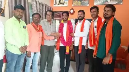 औंढा नागनाथ: शिवसेना ठाकरे गटात प्रवेश केल्याबद्दल बालाजी करडिले यांचा औंढा शहरातील सिद्धार्थ नगर भागात सत्कार
