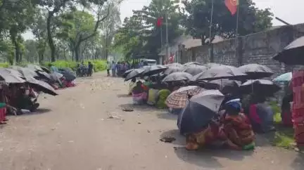 রাজগঞ্জ: আমবাড়ি চাবাগানে নানা দাবিতে ধর্না ও বিক্ষোভ দেখালো বিজেপি, তৃণমূল ও জাতীয় কংগ্রেস
