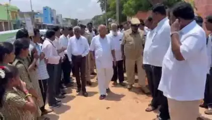 ಮೊಳಕಾಲ್ಮುರು: ಪಟ್ಟಣದಲ್ಲಿ ನಗರ ಹಸಿರೀಕರಣ ಕಾರ್ಯಕ್ರಮಕ್ಕೆ ಚಾಲನೆ ನೀಡಿದ ಶಾಸಕ ಎನ್ ವೈ ಗೋಪಾಲಕೃಷ್ಣ