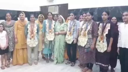 खेकड़ा: टीकरी कस्बे में प्रतिभा सम्मान समारोह में युवक-युवतियों को मैडल व माला पहनाकर किया गया सम्मानित
