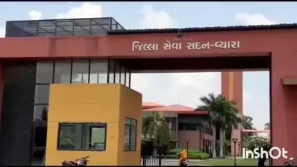 વાલોડ: વાલોડ મામલતદાર કચેરી ખાતે પેટા ચૂંટણી અંતર્ગત સરપંચ અને સભ્યો દ્વારા ઉમેદવારી પત્રો ભરવામાં આવ્યા.