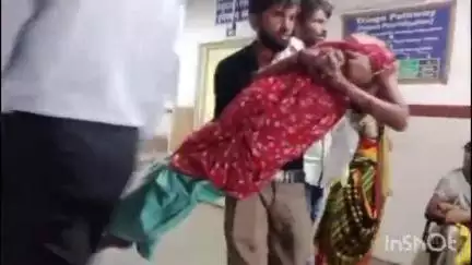 कटनी नगर: कटनी जिला अस्पताल में स्वास्थ्य व्यवस्था बदहाल, मरीजों को अटेंडर नहीं मिल रहे, गोद में लाने को मजबूर