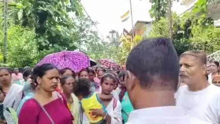 রাজগঞ্জ: প্রতারিত হয়ে মালবাজার শহরে একাধিক মাইক্রো ফাইনান্স কোম্পানির দপ্তরে বিক্ষোভ দেখালো মহিলারা