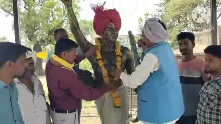पंधाना: बोरगांव बुजुर्ग में भगवान बिरसा मुंडा जी के बलिदान दिवस पर विनम्र श्रद्धांजलि अर्पित की गई