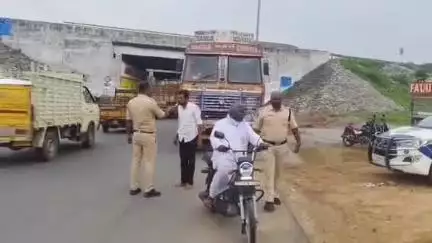 మెదక్: వాహనదారులు తప్పనిసరిగా ఇన్సూరెన్స్ నమోదు చేసుకోవాలి : సిఐ వెంకట్ రాజా గౌడ్