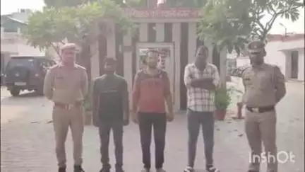 सिविल लाइन चौराहे के पास ई-रिक्शा चालकों के बीच हुई मारपीट के मामले में तीन अभियुक्तों को थानाक्षेत्र से किया गिरफ्तार