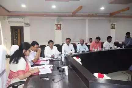 सिमडेगा: सिमडेगा में 10 जून से शुरू होने वाले नशा मुक्ति अभियान को लेकर उपायुक्त ने समाहरणालय में की समीक्षा
