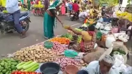 बांधवगढ़: उमरिया: सड़कों के किनारे लग रही सब्जी मंडी को हटाने के कलेक्टर ने दिए निर्देश
