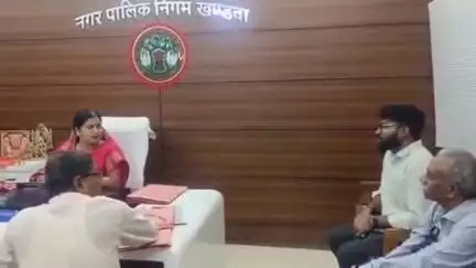 खंडवा नगर: खंडवा महापौर ने नगर निगम के अधिकारियों और कर्मचारियों के साथ नगर निगम में बैठक की