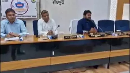 शेखपुरा: मंथन सभागार में डीएम ने की समीक्षा बैठक, हर घर तक योजना पहुंचाने का दिया निर्देश