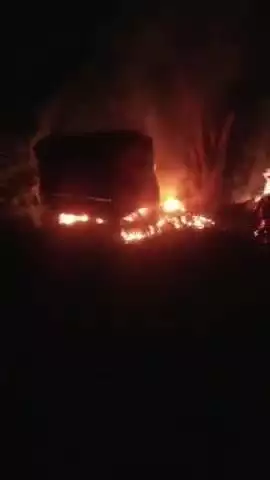 करछना: बस्तर गांव में अराजक तत्वों ने गरीब के छप्पर व गोमती में लगाई आग, पुलिस से की गई शिकायत