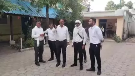 बालाघाट: तहसील न्यायालय में तहसीलदार न मिलने पर अधिवक्ताओं का विरोध, तहसील कार्यालय में किया प्रदर्शन
