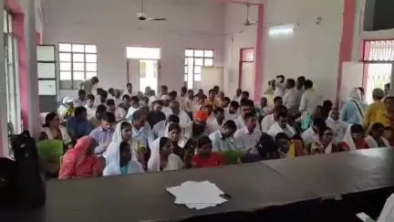 नोखा: नोखा प्रखंड मुख्यालय स्थित सभागार में बीएलओ की ऑनलाइन मूल्यांकन परीक्षा का आयोजन किया गया