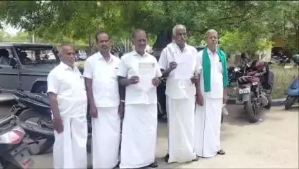 திருச்சி: முழுமையாக கடன்பெறுவதில் இருந்து அகற்றுவதற்கான ஒருமுயற்சியாக கூட்டுறவு சங்க அறிக்கை உள்ளது-விவசாய சங்கத்தினர்  ஆட்சியரகத்தில் மனு #localissue