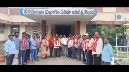 బెల్లంపల్లి: సింగరేణి కార్మికులకు సరిపడ ఔషధాలు సరఫరా చేయాలని డిమాండ్ చేస్తూ సింగరేణి ఏరియా ఆసుపత్రి ఎదుట నిరసన చేసిన ఏఐటీయూసీ నాయకులు