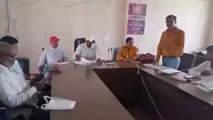 पाकुड़िया: प्रमुख की अध्यक्षता में ब्लॉक सभागार में रबी व बिरसा फसल को लेकर बैठक हुई