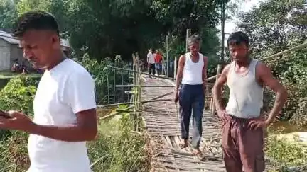 বিহপুৰীয়া: কৰুণাবাৰীত বিধস্ত পথৰ লগতে জৰাজীৰ্ণ বাহঁৰ দলঙৰ বাবে সমস্যা প্ৰায় ৫ খন গাঁৱৰ ৰাইজৰ #jansamasya
