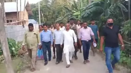 ওদালগুৰি: ভোকেলীকান্দাত নিৰ্মীয়মাণ পথ পৰিদৰ্শন কৰি পৰিস্থিতিৰ বুজ লয় বিটিআৰৰ ইএম দিগন্ত বৰুৱাই