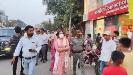 कोडरमा: शहर में अतिक्रमण पर एसडीओ सख्त, नो पार्किंग में लगे वाहन ज़ब्त, सड़क पर फल विक्रेताओं से भराया बॉन्ड