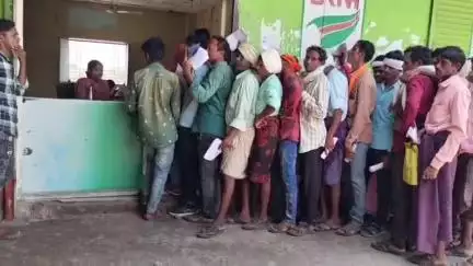 बड़वानी: बड़वानी जिले के पाटी में खाद की किल्लत, किसानों को बड़वानी और तलुन के खाद केंद्र पर करना पड़ रहा घंटों इंतजार