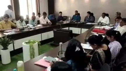 लालबर्रा: कलेक्ट्रेट में कलेक्टर ने एसडीएम से कहा, सीएम हेल्पलाइन के प्रकरणों का समाधान करें