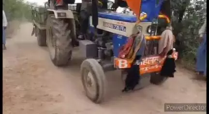 गोहद: शेरपुर से जहार का पुरा तक जानेवाली सड़क हुई जर्जर, चंदा जुटाकर सड़क की मरम्मत का कार्य कर रहे हैं ग्रामीण #jansamasya