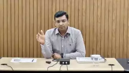 बिहार: जिलाधिकारी की अध्यक्षता में समाहरणालय में तकनीकी एवं गैर-तकनीकी अधिकारियों के साथ समीक्षा बैठक हुई