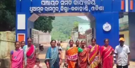 ଲାଞ୍ଜିଗଡ: ପାଣି ପାଇଁ ବିଡିଓ ଙ୍କ ଦ୍ବାରସ୍ଥ ହେଲେ ଭଟ୍ଟା ଗୁଡା ପଡ଼ା ମହିଳା।