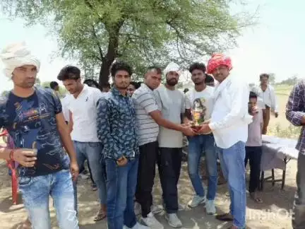 महवा: गाजीपुर में क्रिकेट प्रतियोगिता का समापन, पांच जिलों की 60 टीमों ने लिया भाग