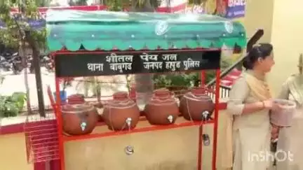 हापुड़: बाबूगढ़ थानाध्यक्ष विजय गुप्ता की अनूठी पहल, मिट्टी के घड़ों में ठंडा पानी और गुड़ रखकर लोगों का जीता दिल