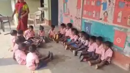 ଆନନ୍ଦପୁର: ସ୍କୁଲ ବାରଣ୍ଡାରେ କୁଶଟିକିରୀ ଅଙ୍ଗନବାଡ଼ି କେନ୍ଦ୍ର, ପ୍ରତିକ୍ରିୟା ରଖିଲେ କର୍ମୀ ଓ ଗ୍ରାମବାସୀ #jansamasya