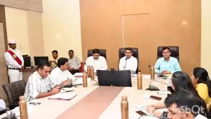धार: कलेक्टर सभाकक्ष में कलेक्टर की अध्यक्षता में समयावधि पत्रों की समीक्षा बैठक हुई आयोजित