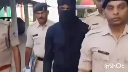 विजयपुर: फरार ईनामी आरोपी दिलीप धाकड़ गिरफ्तार, चोरी का सामान और कच्ची शराब जब्त