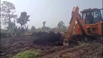 खंडवा नगर: गुड़ी रेंज में वन विभाग की ज़मीन पर कब्जा करने वाले अतिक्रमणकारियों को खदेड़ा गया, JCB से की गई खुदाई