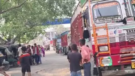 कोईलवर: प्रशासन के लाख प्रयास के बाद भी कोईलवर छपरा फोरलेन पर जाम का सिलसिला जारी, लोगों की बढ़ी परेशानी #jansamasya