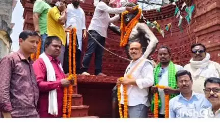 पाकुड़: झामुमो और भाजपा कार्यकर्ताओं ने भगवान बिरसा मुंडा की पुण्यतिथि पर किया नमन
