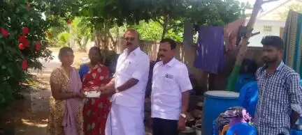 பாப்பிரெட்டிபட்டி: புதுபட்டி மின் பிடிக்க சென்ற, இளைஞர் உயிரிழப்பு , இளைஞரின் குடும்பத்தாருக்கு முன்னாள் அமைச்சர் பழனியப்பன் திமுக சார்பில் உதவி,