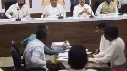 ಸಿಂದಗಿ: ಪಟ್ಟಣದಲ್ಲಿ ವಿವಿಧ ಇಲಾಖೆ ಅಧಿಕಾರಿಗಳೊಂದಿಗೆ ಮೊದಲ ತ್ರೈಮಾಸಿಕ ಸಭೆ ನಡೆಸಿದ ಶಾಸಕ ಅಶೋಕ ಮನಗೊಳಿ