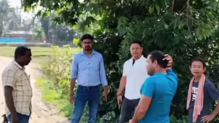 করিমগঞ্জ: ব্লক ডেভেলপমেন্ট অফিসারকে নিয়ে দরগারবন্দের বন্যাকবলিত বিভিন্ন রাস্তাঘাট পরিদর্শন করলেন দুর্লভছড়ার জেলা পরিষদ সদস্য