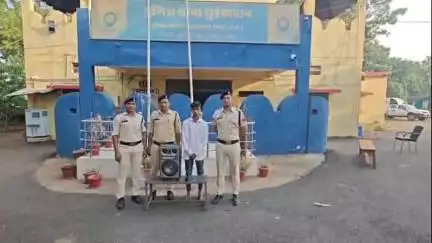 छुईखदान क्षेत्र में चोरी के आरोप में एक व्यक्ति गिरफ्तार, अपचारी बालक भी पकड़ा गया