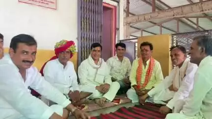 सुठालिया: भंवास पहुंचे जिला पंचायत अध्यक्ष कांग्रेस नेता चंद्र सिंह सोंधिया, लोगों से की मुलाकात