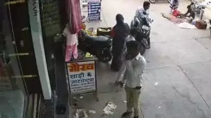 सुनेल: कस्बे में दिनदहाड़े एक शिक्षक का मोबाइल चोर ने ले उड़ा, घटना सीसीटीवी कैमरे में हुई कैद