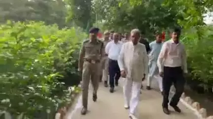 बाह: बाह रेंज में वन मंत्री ने मई पौधशाला का किया निरीक्षण