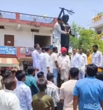 पेटलावद: पेटलावद में भगवान बिरसा मुंडा की पुण्यतिथि मनाई गई, प्रतिमा पर किया गया माल्यार्पण
