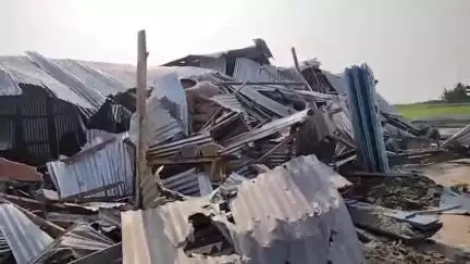 লক্ষীপুৰ: চূণাৰী বজাৰত জিলা প্ৰশাসনে উচ্ছেদ অভিযান চলাই অৰ্ধশতাধিক দোকান পোহাৰ ভাঙি দিয়ে